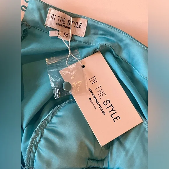 In The Style x Billie Faiers satin contrast high neck ruched skirt in blue/green - Picture 10 of 14